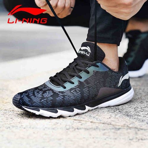 Shop giày thể thao nam đẹp ở Cầu Giấy