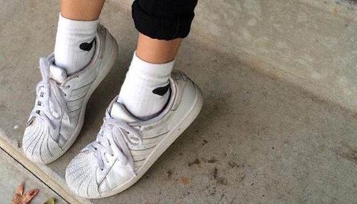 giày sneaker
