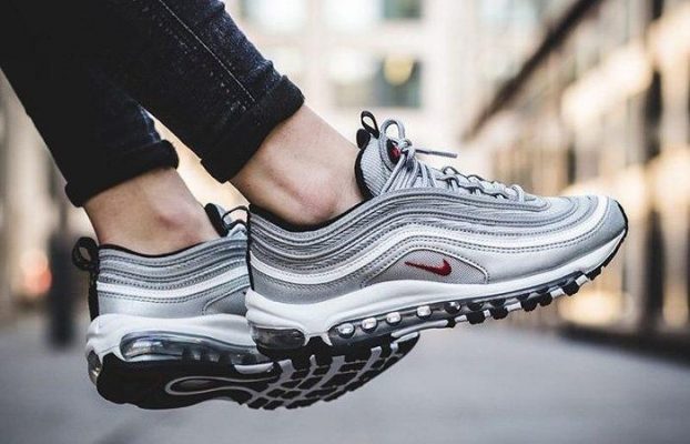 Giày Sneaker