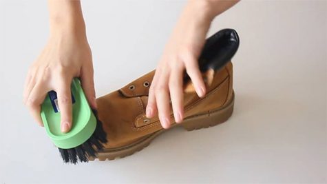 cách làm sạch giày da lộn
