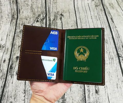 ví đựng passport khắc tên 