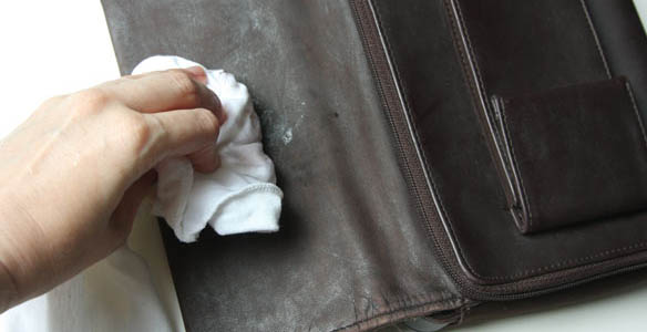 Cách làm sạch ví da bị bẩn