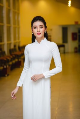 mặc áo dài trắng