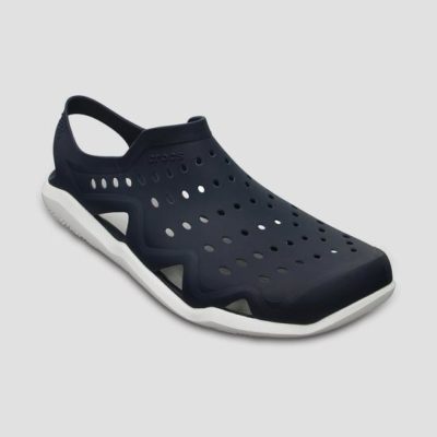 phối đồ với dép crocs