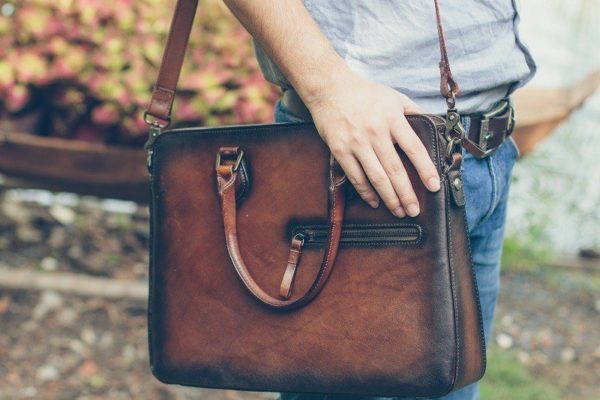 cách chọn túi xách cho nam