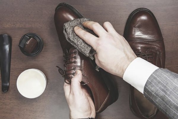 cách làm sạch giày da lộn