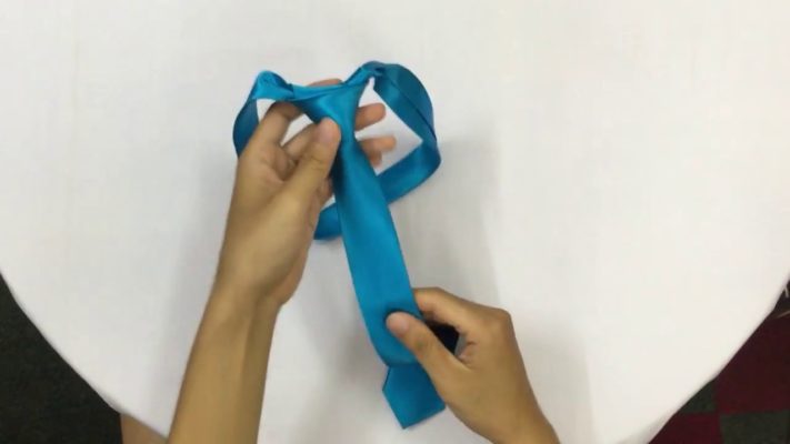 thắt caravat đơn giản