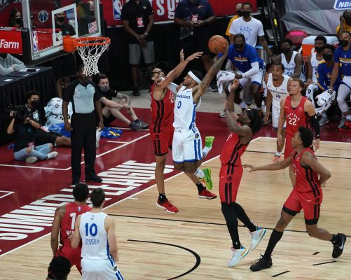 LeBron James phản ứng với cú đánh bóng của Gary Payton II tại Summer League