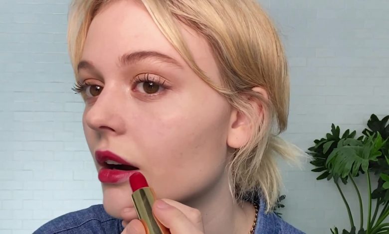Emily Alyn Lind tiết lộ hướng dẫn 7 bước để có một đôi môi đỏ hoàn hảo
