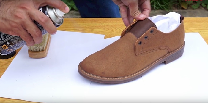 Làm sao để giữ giày da lộn không bị bạc màu tốt nhất?